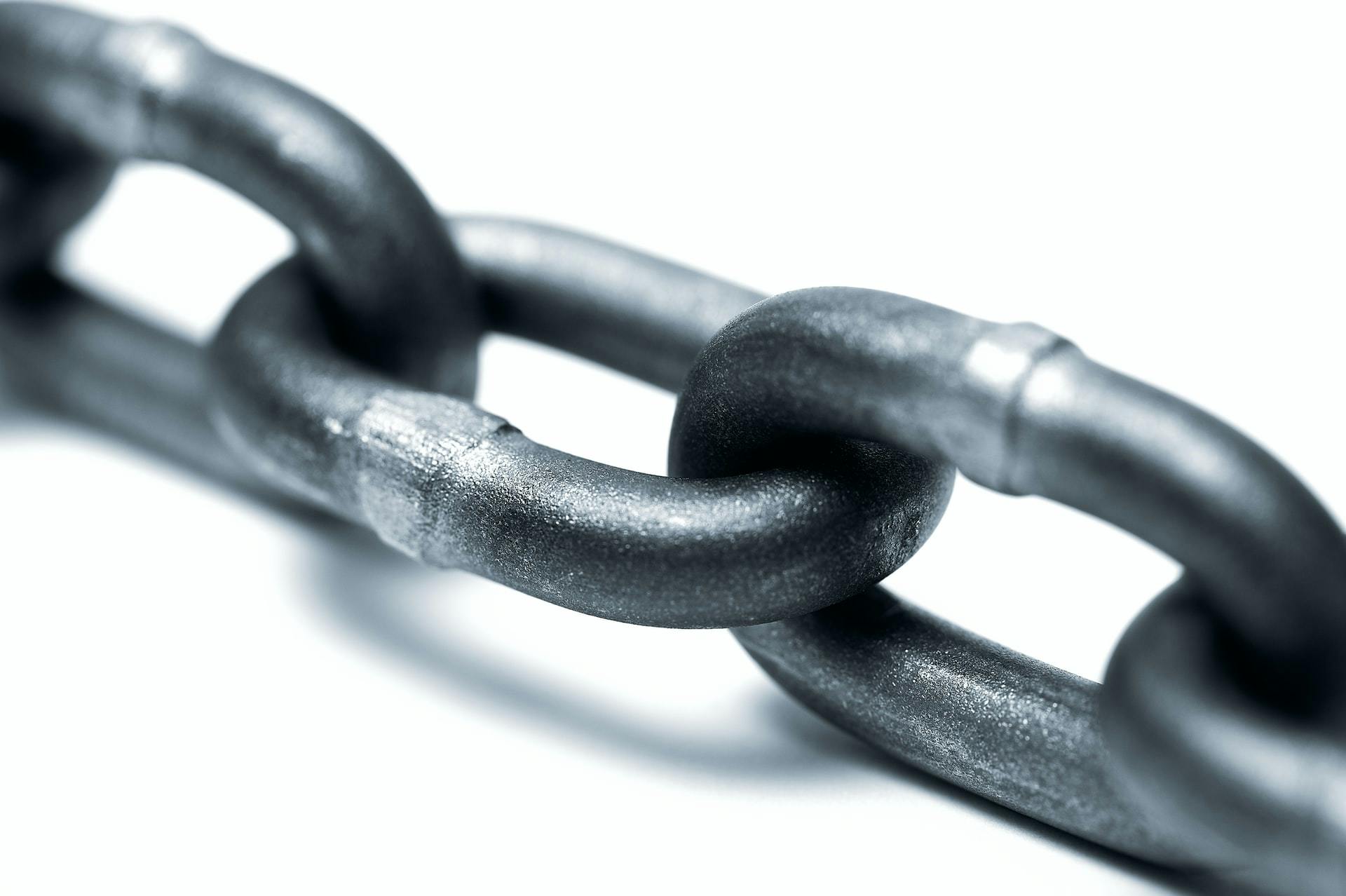 A closer photograph of chain connection